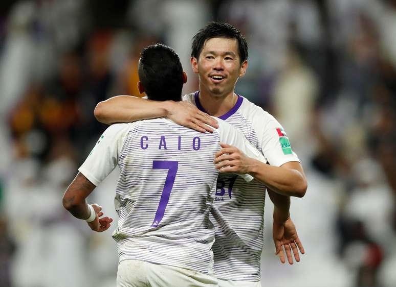 Shiotani e Caio, do Al Ain, comemoram vitória do Al Ain no Mundial de Clubes