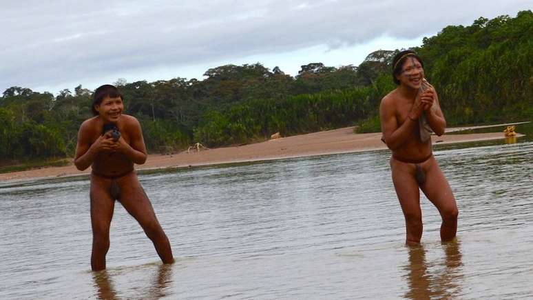 Membros do povo Tsapanawa durante seu primeiro contato com o mundo exterior, quando visitaram a aldeia Simpatia, do povo indígena Ashaninka, no Acre