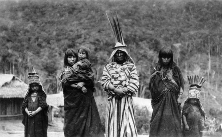 Foto histórica de membros do povo Ashaninka, uma das etnias que habitam as florestas do Acre e se livraram da exploração em seringais