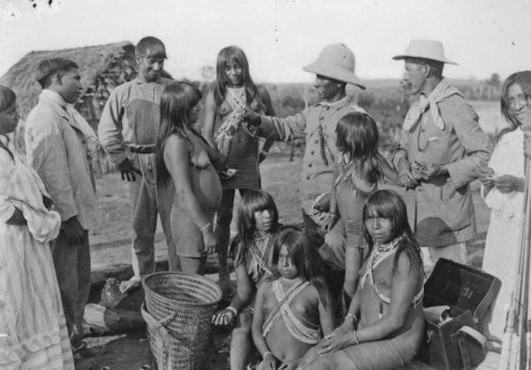 Marechal Cândido Rondon durante uma expedição por territórios indígenas no interior do Brasil