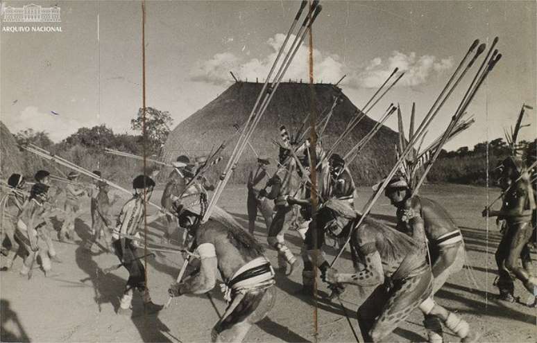 Cerimônia no Parque Indígena do Xingu nos anos 1960; irmãos Villas-Bôas se envolveram na demarcação do território