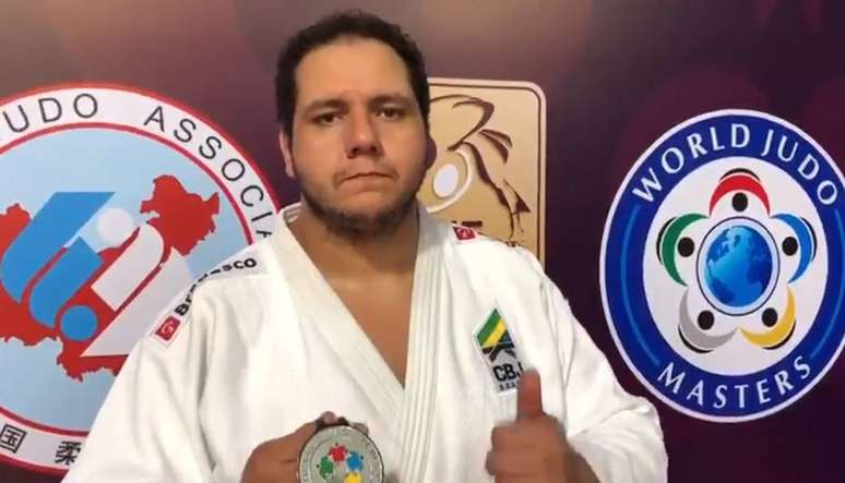 Rafael Silva com a medalha de prata conquistada na categoria peso-pesado no World Masters de judô.