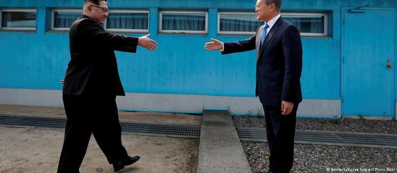 Líder norte-coreano Kim Jong-un (esq.) e presidente sul-coreano, Moon Jae-in, durante encontro na fronteira entre os dois países