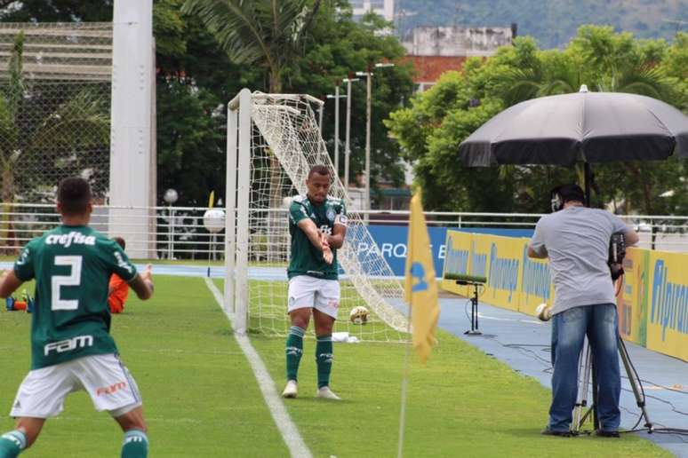 Papagaio marcou seu sétimo gol na Copa RS, e o 38º na temporada, e ergueu a taça com o Palmeiras (Divulgação/FGF)