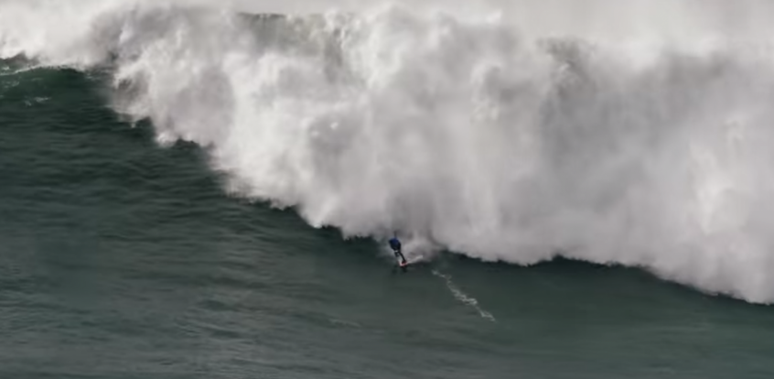 Vídeo registrou momento em que Jacaré caiu da prancha em Nazaré (Foto: Reprodução/Youtube)