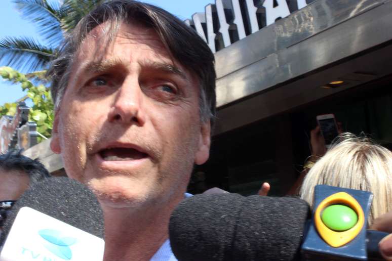 Bolsonaro deu entrevista em um quiosque de praia no Rio de Janeiro