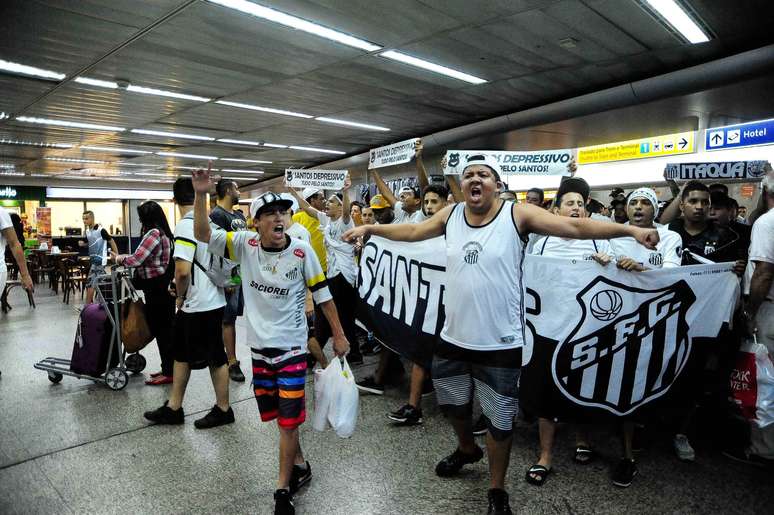 Torcida do Santos fez festa no aeroporto de Guarulhos na recepção do técnico Sampaoli