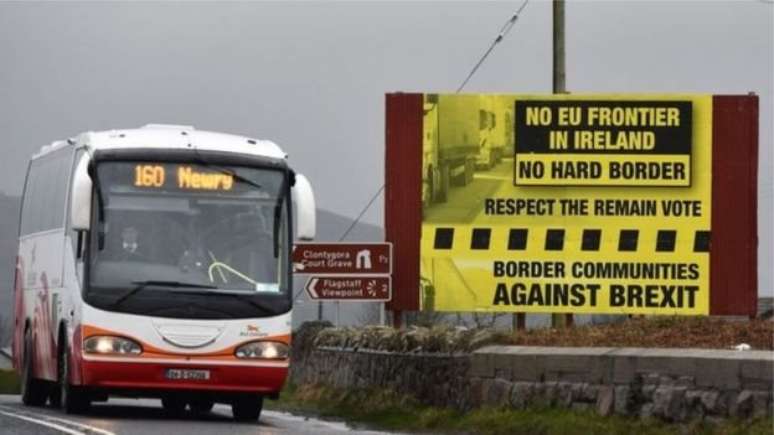 Cartaz de protesto contra o Brexit e mudanças na fronteira irlandesa; temor é que processo de paz seja colocado em risco