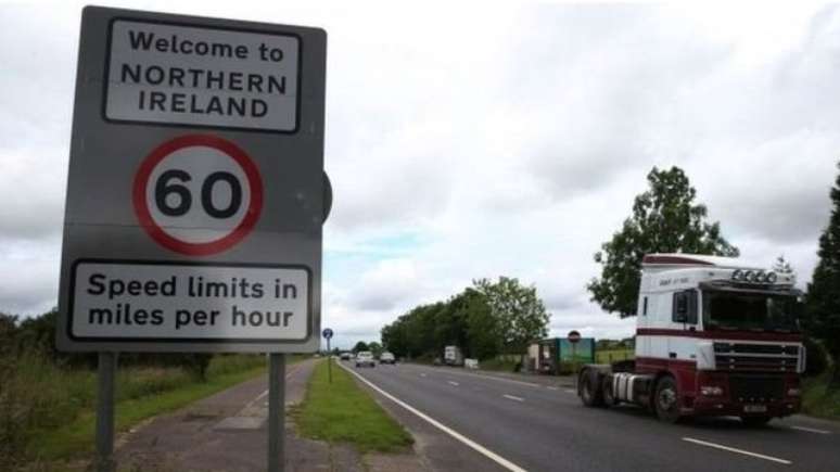 'Bem-vindo à Irlanda do Norte', diz placa na fronteira, que hoje é mantida aberta por conta do histórico acordo de entre as Irlandas
