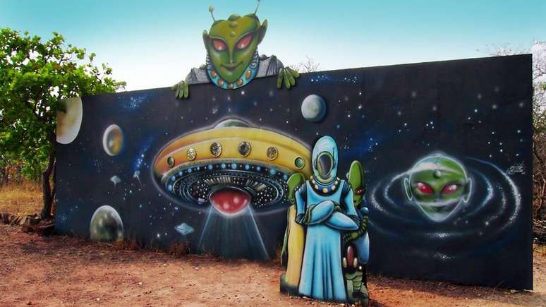 No discoporto, h&aacute; um painel representando espa&ccedil;onaves e alien&iacute;genas verdes