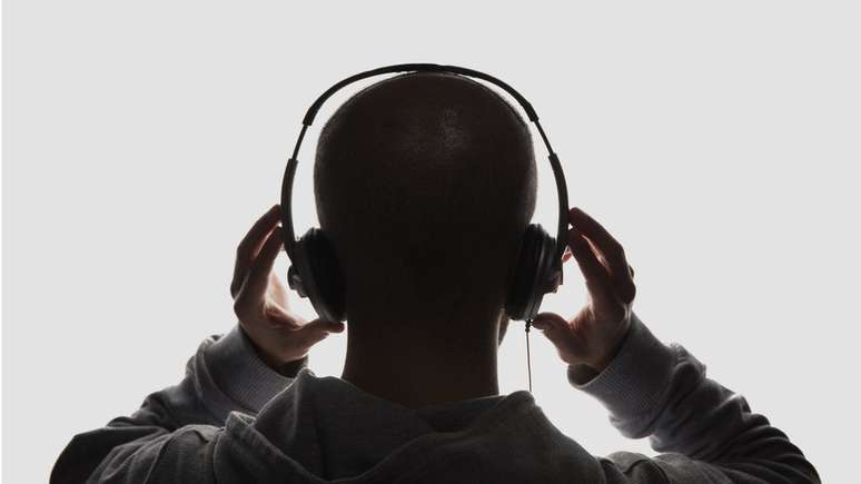 Usar fones com som alto demais e por muito tempo pode gerar dor de cabeça e perda de audição progressiva e irreversível