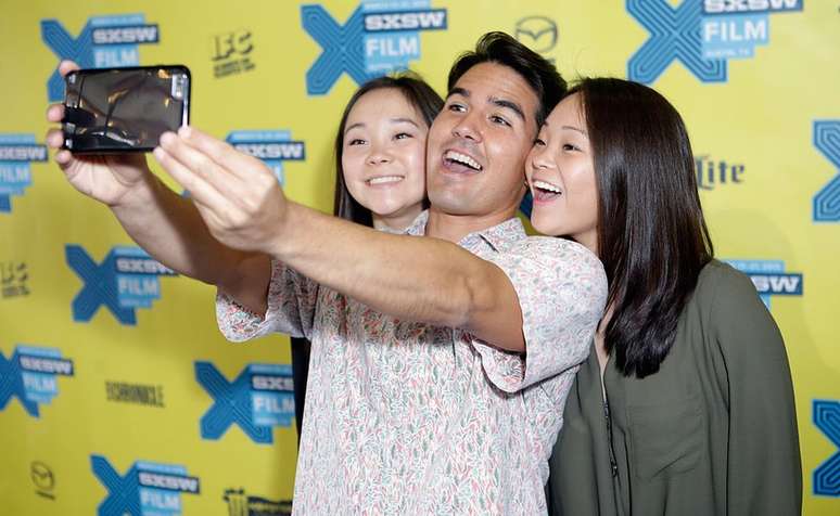 Ryan Miyamoto, diretor do document&aacute;rio, com as g&ecirc;meas