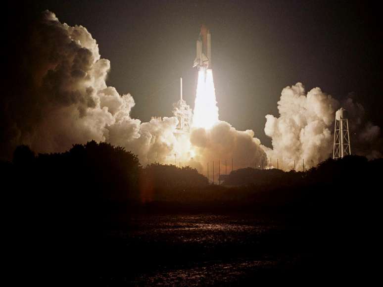 Lançamento do Columbia, em 1999, antes da miniaturização de aparelhos espaciais; a nave explodiria em missão anos depois