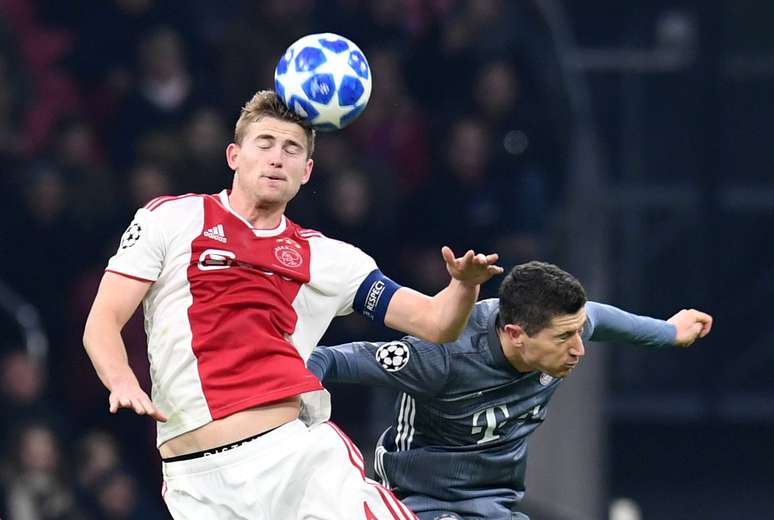 De Ligt disputa bola com Robert Lewandowski, do Bayern, em jogo da Liga dos Campeões