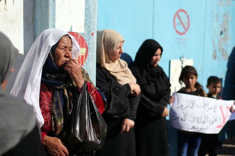 Mulheres e crian&ccedil;as palestinas aguardando abrigo em escola da ONU na Faixa de Gaza 11/12/2018 REUTERS/Ibraheem Abu Mustafa