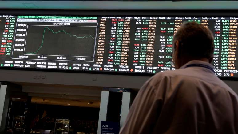 Investidor observa quadro eletr&ocirc;nico na Bovespa, em S&atilde;o Paulo 29/11/2018 REUTERS/Paulo Whitaker 