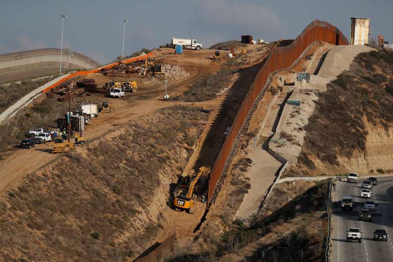 Operários trabalham na construção de muro entre EUA e México do lado norte-americano da fronteira 11/12/2018 REUTERS/Carlos Garcia Rawlins