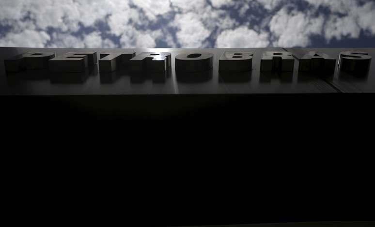 Logo da Petrobras na sede da estatal no Rio de Janeiro, Brasil
17/12/2015
REUTERS/Ricardo Moraes