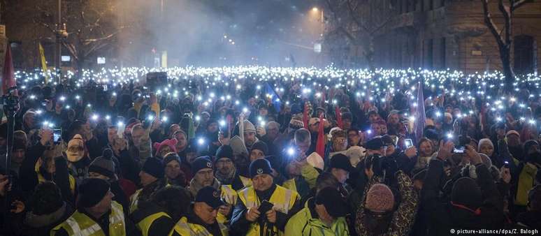 Pelo quarto dia em uma semana, milahres de húngaros tomam as ruas da capital Budepeste e exigem a renúncia de Orbán