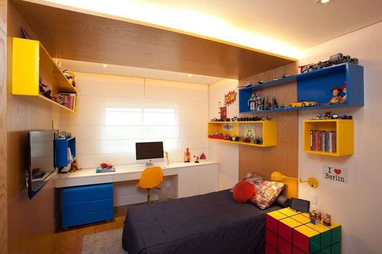 10. Decoração infantil com nichos coloridos e revestimento em madeira para quarto de solteiro planejado – Foto: Pinterest