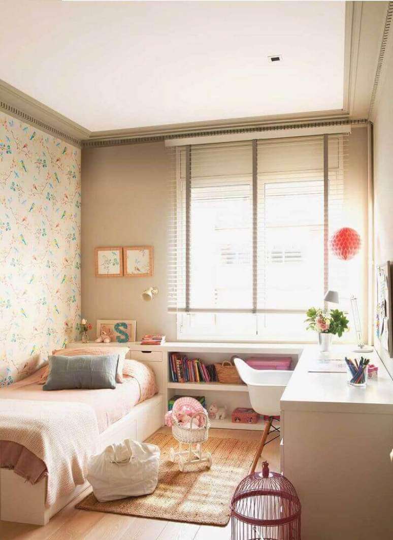 16. Decoração com papel de parede e tons neutros para quarto de solteiro planejado com cadeira eames – Foto: Pinterest