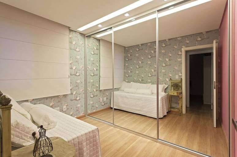 1. Os móveis planejados para quarto de solteiro são opções interessantes para quem quer aproveitar ao máximo o ambiente – Foto: Amis Arquitetura & Design