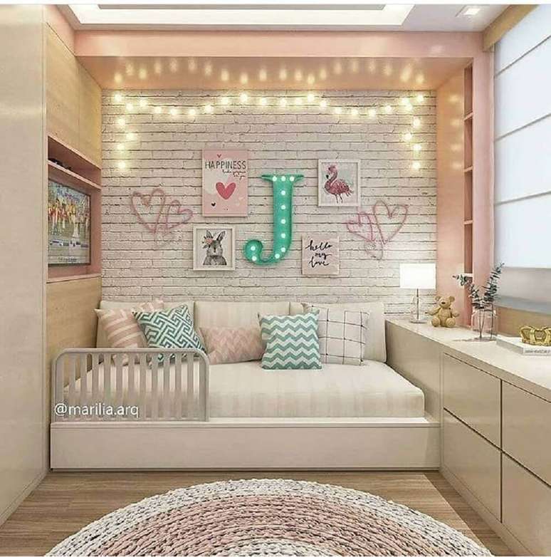 26. O quarto solteiro planejado infantil pode contar com itens de iluminação para deixar o ambiente mais aconchegante e quadros divertidos para completar a decoração – Foto: Mystalk