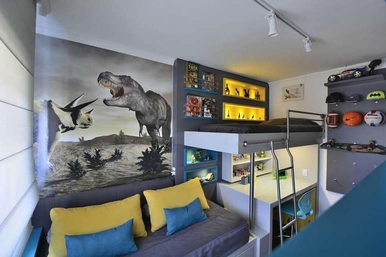 7. Decoração jovem para quarto planejado solteiro masculino pequeno em tons de cinza e com adesivo de dinossauro – Foto: BG Arquitetura