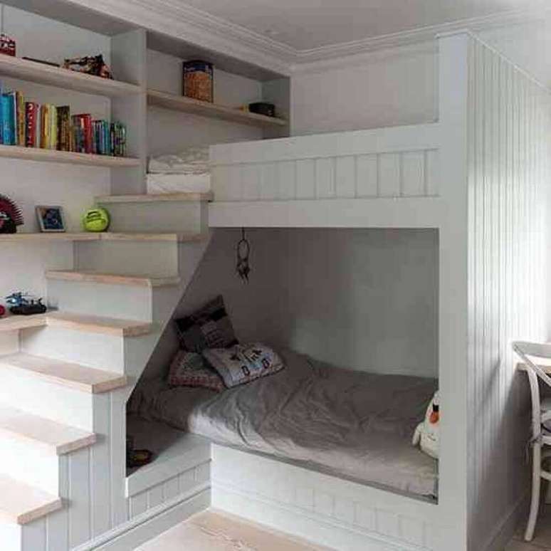 27. Decoração para quarto de solteiro planejado com duas camas e escada – Foto: Bunk Bed References