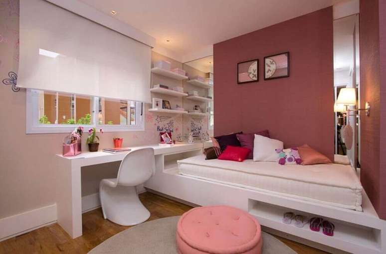 8. Decoração em tons de rosa e com parede espelhada para quarto planejado solteiro feminino – Foto: Daniella e Priscilla de Barros