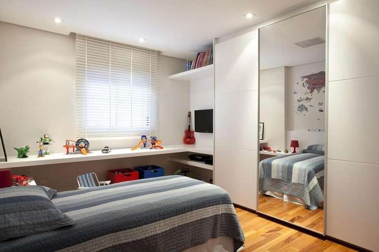 36. Móveis planejados para quarto de solteiro com objetos decorativos infantis – Foto: Martinhão Neves Arquitetos