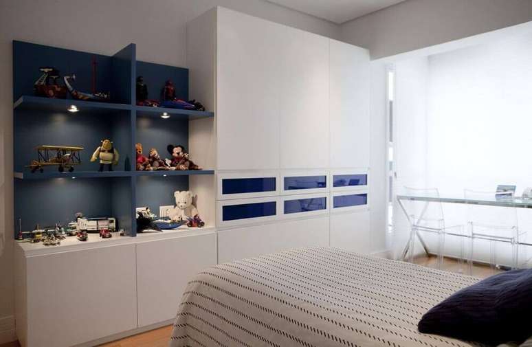 40. Móveis planejados para quarto de solteiro masculino com nicho azul marinho – Foto: Marcelo Rosset Arquitetura
