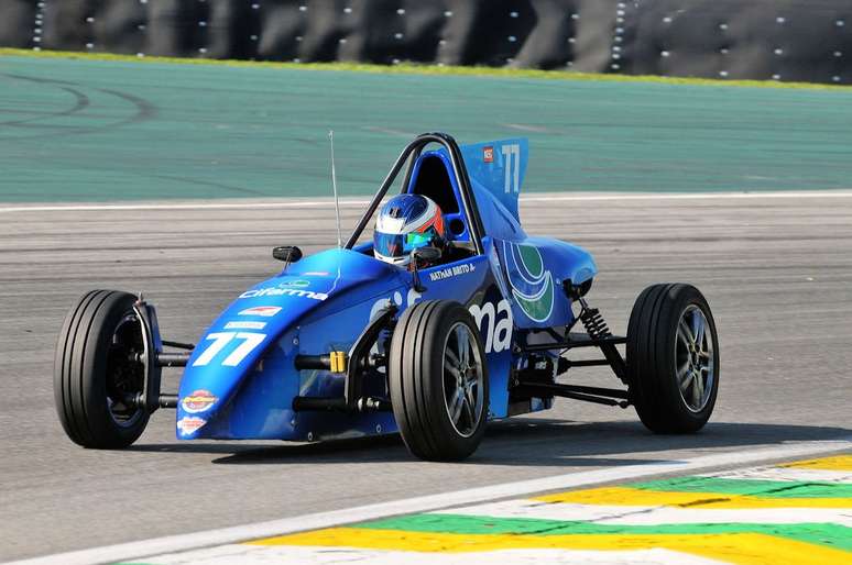 Piloto de 15 anos é campeão da Fórmula Vee Júnior com show em Interlagos