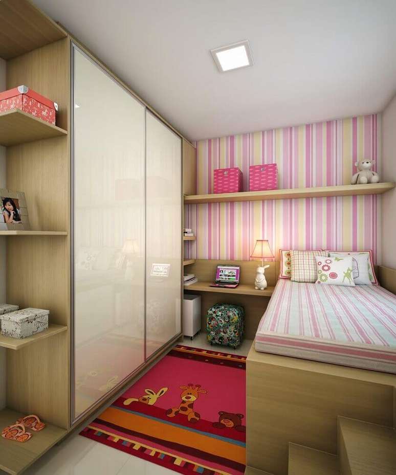 51. Papel de parede listrado é perfeito para ampliar visualmente o quarto de solteiro planejado pequeno – Foto: RW7 – Móveis & Decorações
