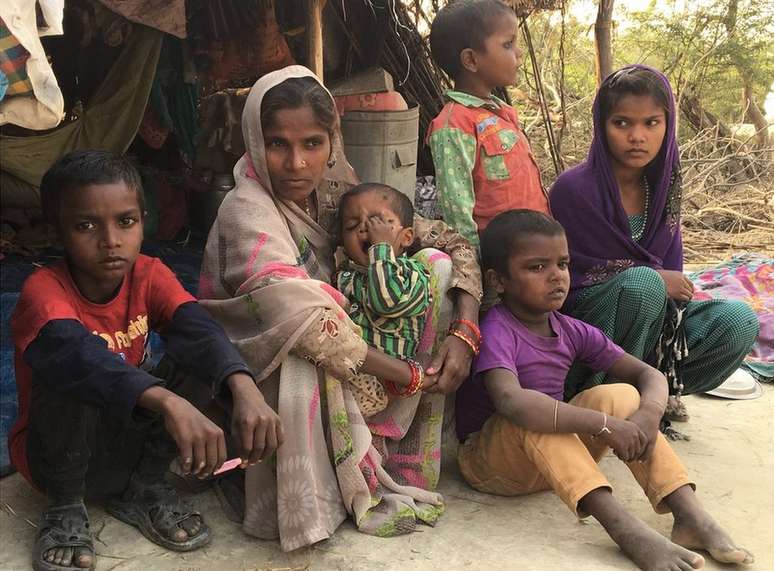 A crian&ccedil;a vive com sua m&atilde;e e quatro irm&atilde;os