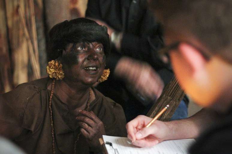 Missionária com o rosto pintado simula ser uma indígena do povo Yanomami em treinamento promovido pela organização New Tribes Mission na Pensilvânia, nos EUA