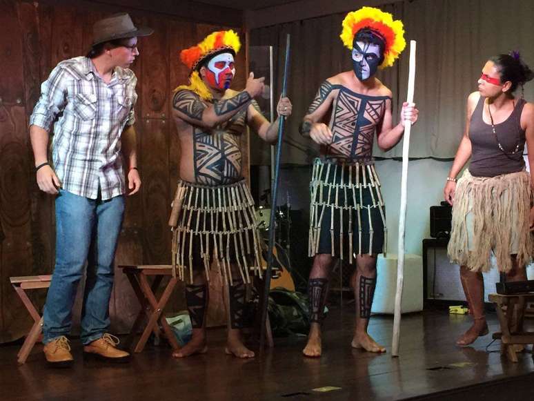 Peça teatral Clamor de Batum, encenada por alunos de um instituto ligado à Missão Novas Tribos do Brasil e que descreve trabalho de missionários entre aborígenes de Papua Nova Guiné