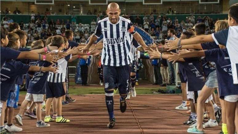 Volante Guiñazú teve passagens pelo Inter e Vasco no futebol brasileiro