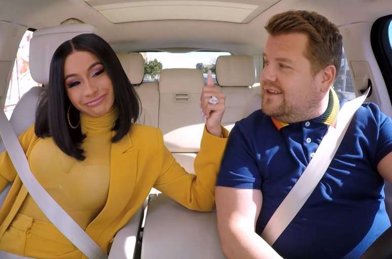 Cardi B e James Corden no 'Carpool Karaoke'.