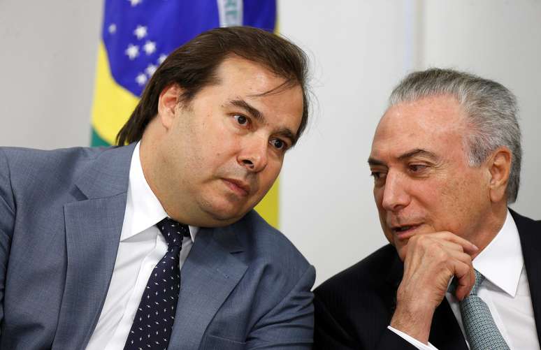 Rodrigo Maia e Michel Temer durante cerimônia no Palácio do Planalto