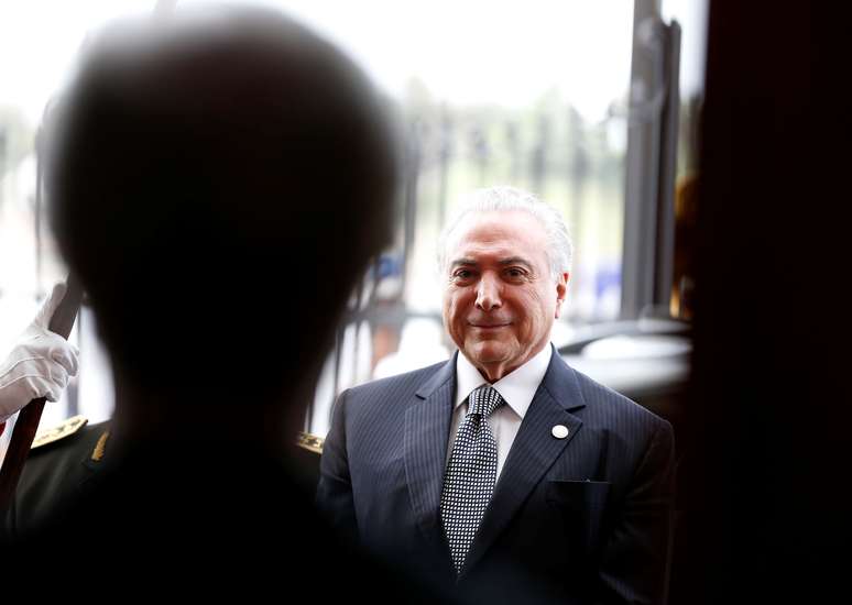 Presidente Michel Temer chega a reunião de cúpula do Mercosul em Montevidéu.  REUTERS/Andres Stapff