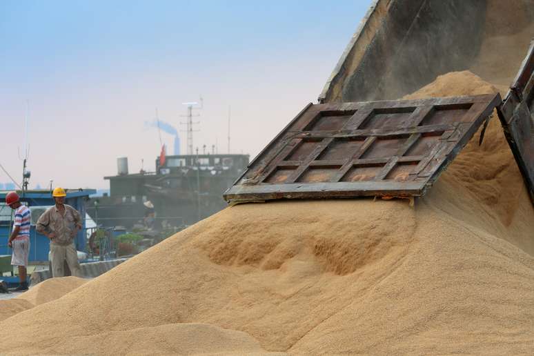 Soja é descarregada no porto de Nantong, China
06/08/2018
REUTERS/Stringer  