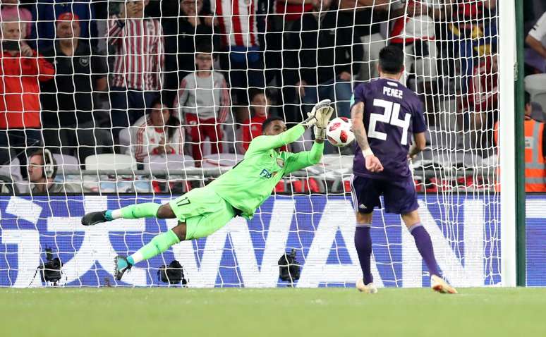 Goleiro Eisa defende p&ecirc;nalti de Enzo P&eacute;rez 
 18/12/2018       REUTERS/Suhaib Salem 