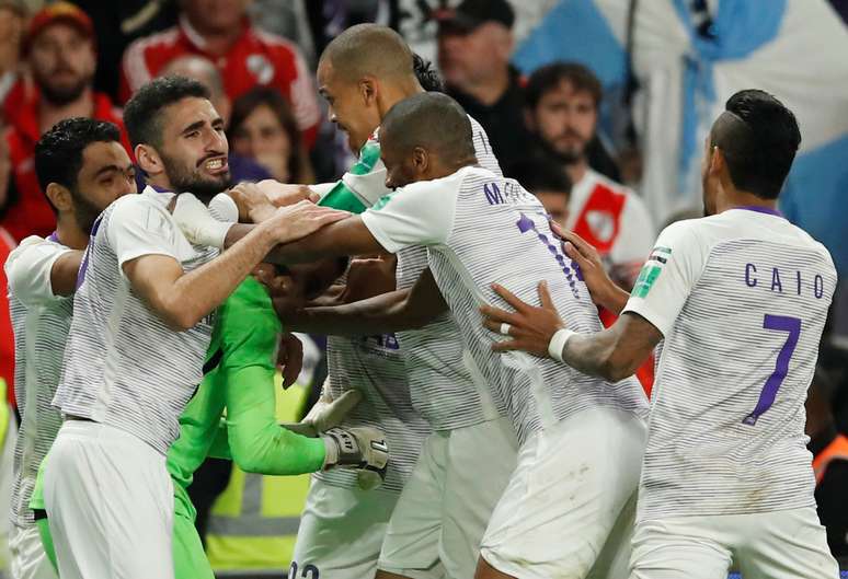 Jogadores do Al Ain comemoram após a vitória nos penaltis
