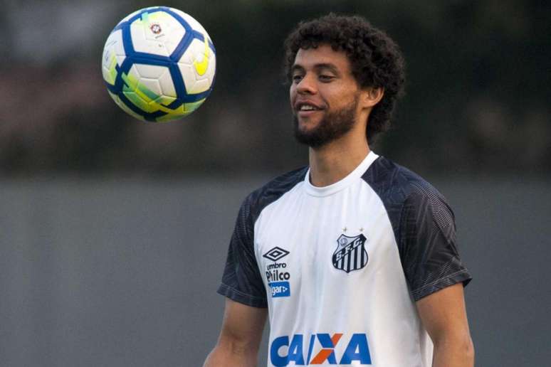 Victor Ferraz esteve mais uma vez perto de jogar no São Paulo, mas deve ficar no Santos (Foto: Ivan Storti/Santos)
