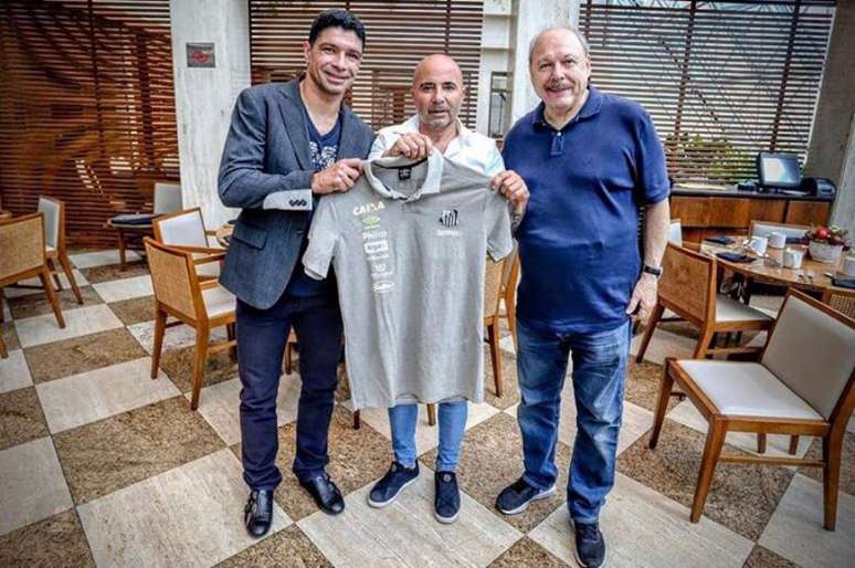 Sampaoli posa com a camisa do Santos em mãos no meio de Renato e do presidente Peres (Foto: Rodrigo Coca)
