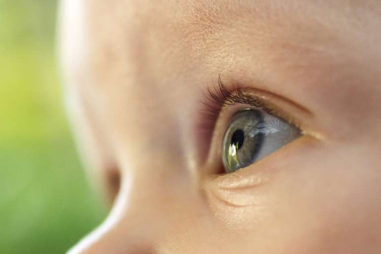 Teste do olhinho tradicional não é suficiente para detectar doenças oculares em bebês, aponta estudo