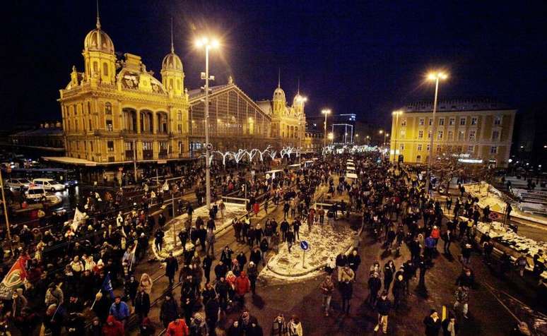 Os protestos s&atilde;o realizados em frente ao Parlamento e &agrave; esta&ccedil;&atilde;o de televis&atilde;o oficial MTVA