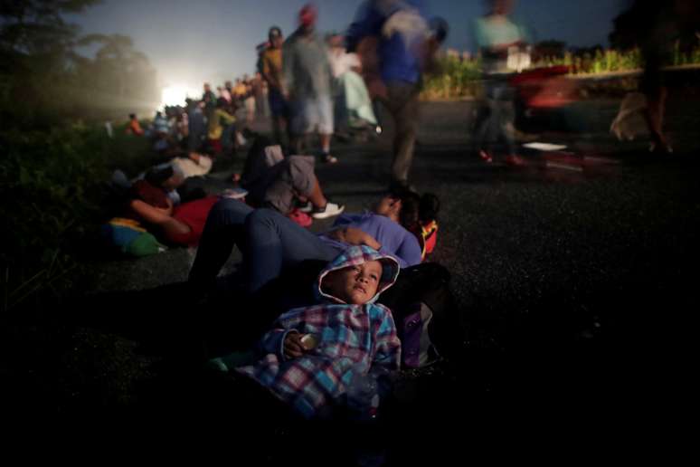 Menino de 5 anos descansa com a mãe Glenda Escobar, imigrante de Honduras, durante caravana
 25/10/2018   REUTERS/Ueslei Marcelino