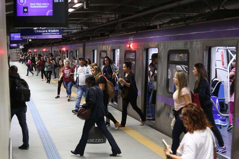 Movimentação de passageiros na estação Eucaliptos, Linha 5-Lilás do Metrô, em São Paulo (SP)